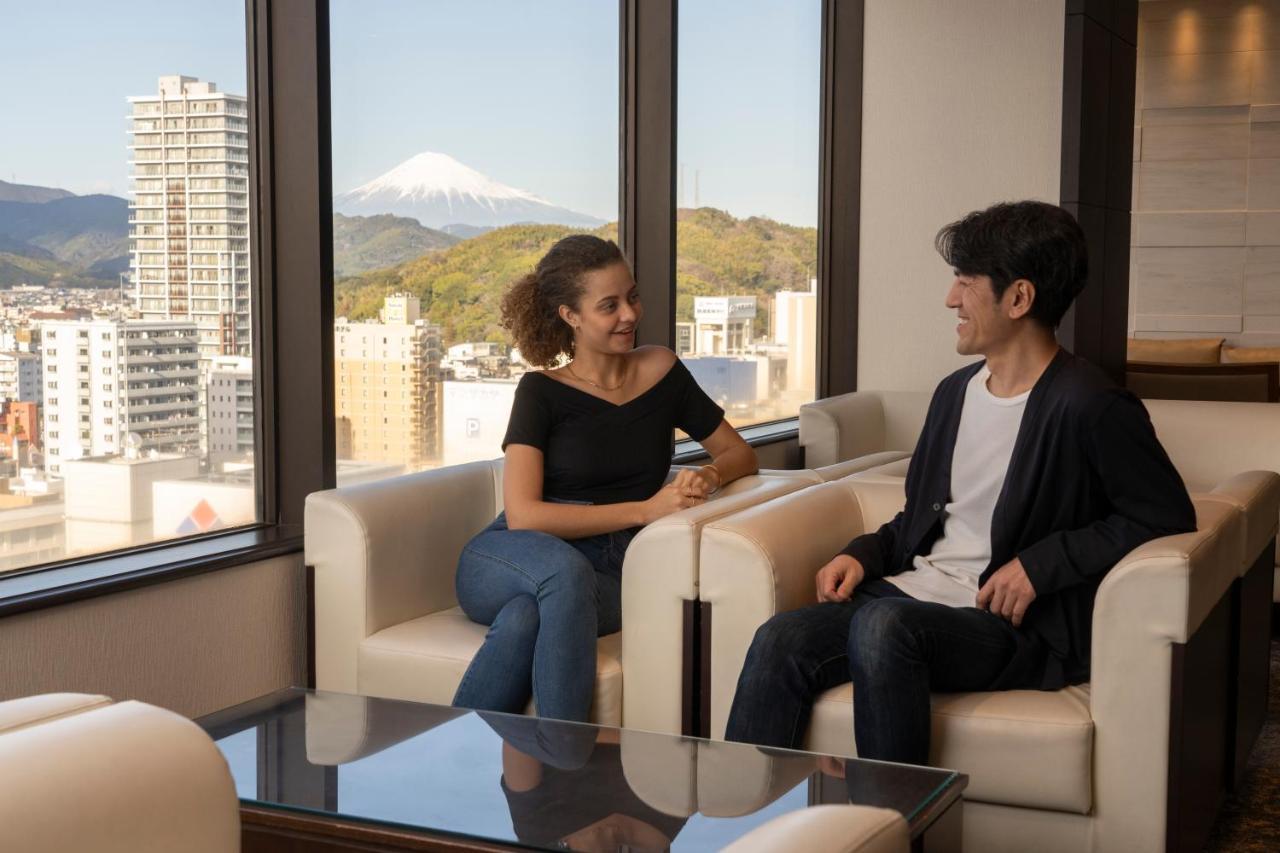 Hotel Associa Shizuoka Eksteriør billede A couple in a lounge at the hotel