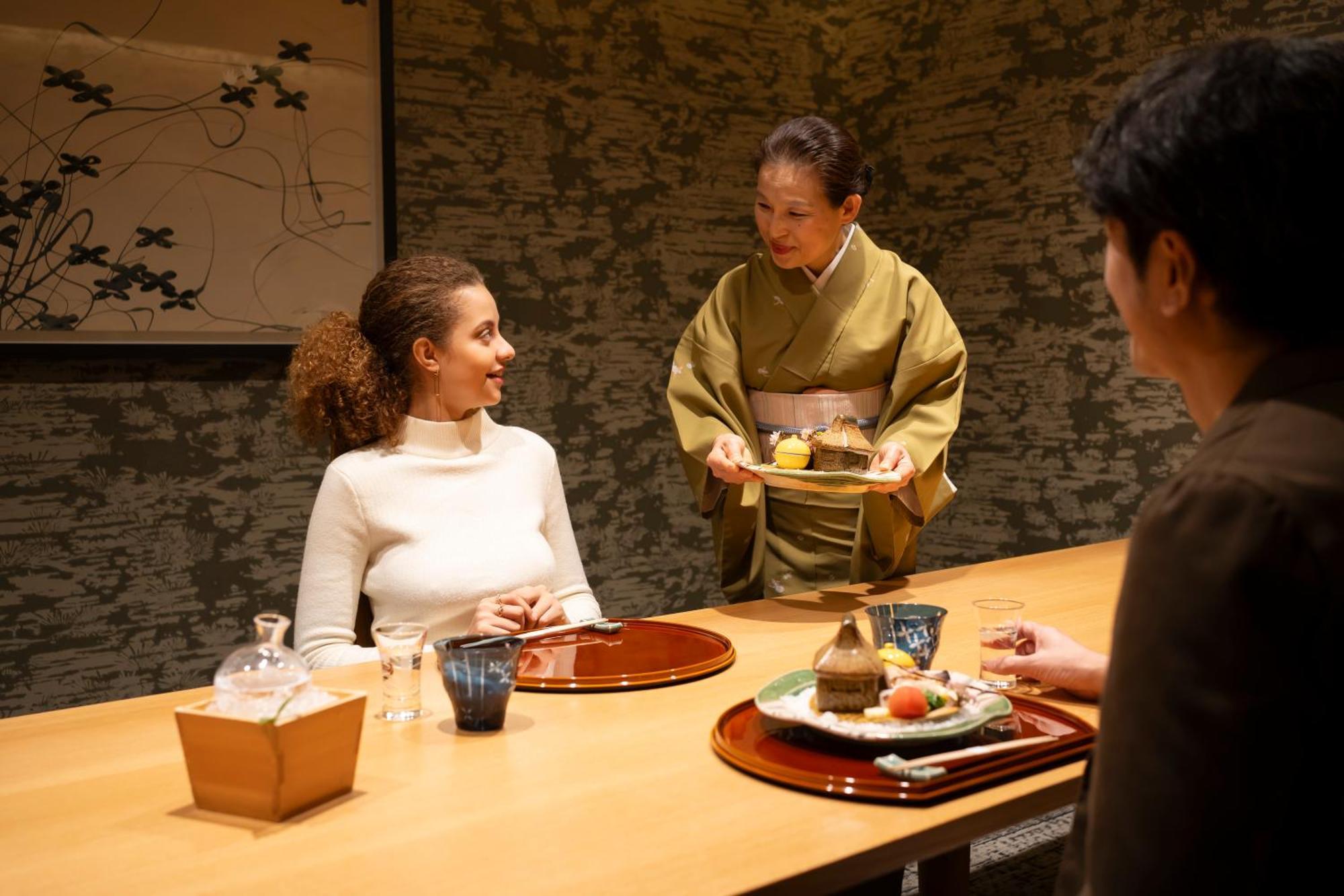 Hotel Associa Shizuoka Eksteriør billede A woman serving tea at a Japanese restaurant