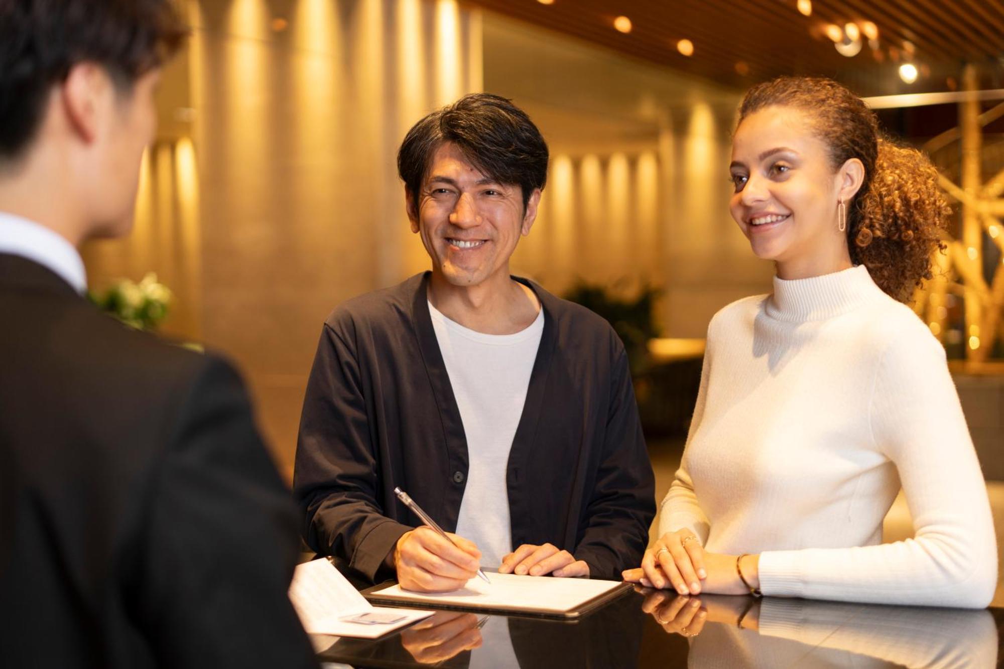 Hotel Associa Shizuoka Eksteriør billede A hotel receptionist