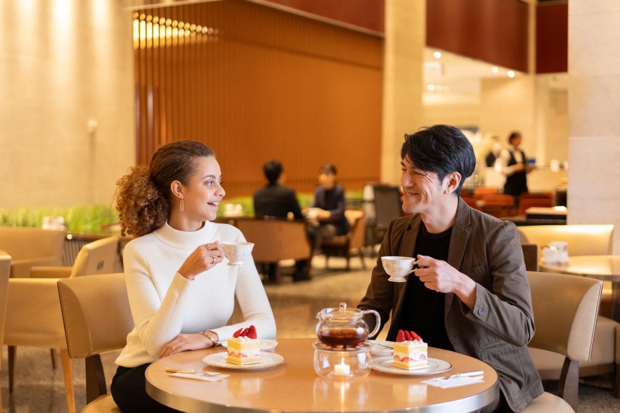 Hotel Associa Shizuoka Eksteriør billede A couple at the lounge