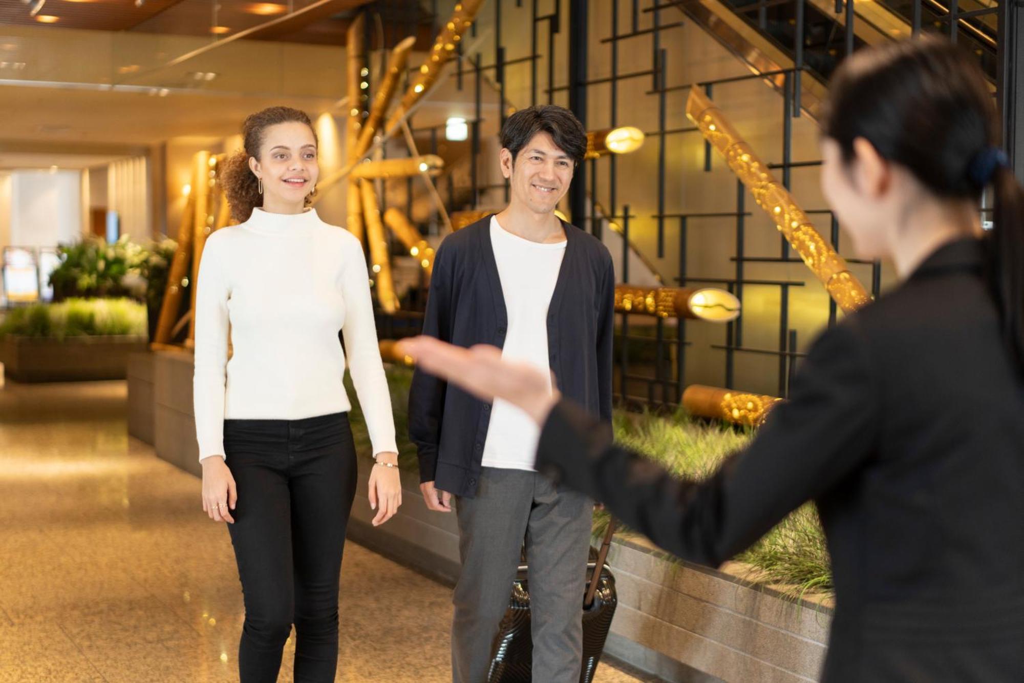 Hotel Associa Shizuoka Eksteriør billede Concierge welcoming guests